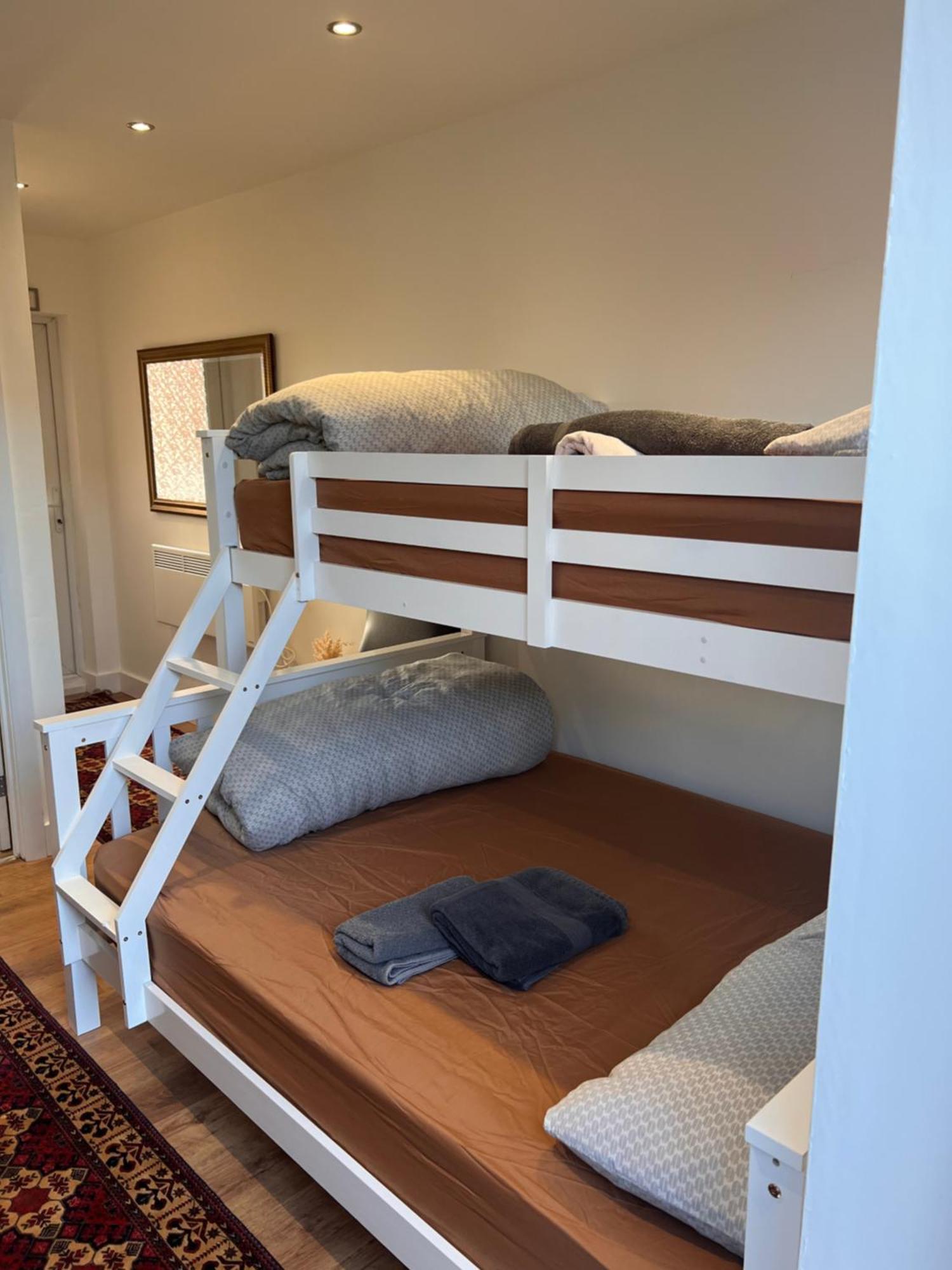 1 Bedroom & Bathroom Dorney Luaran gambar