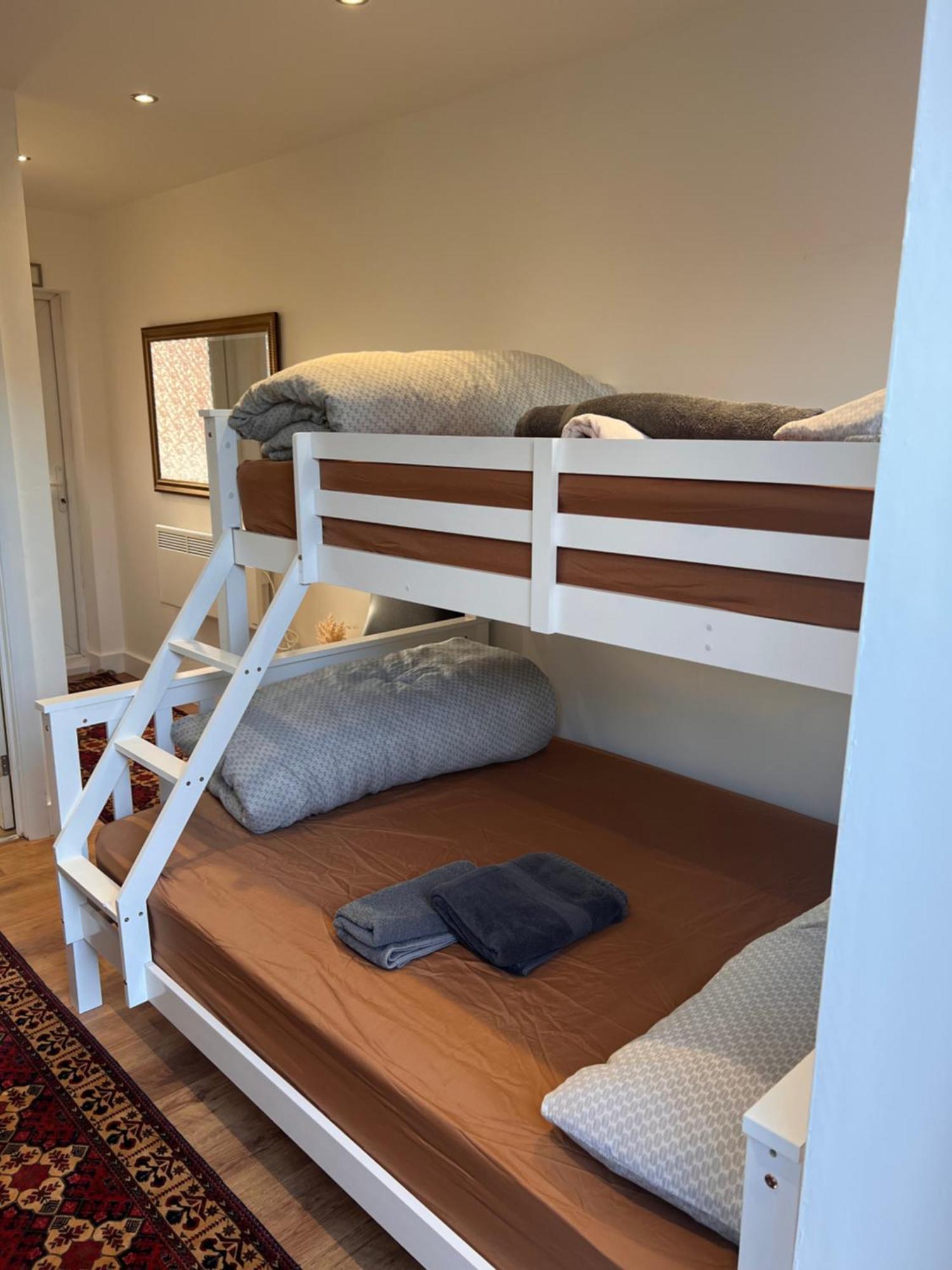 1 Bedroom & Bathroom Dorney Luaran gambar
